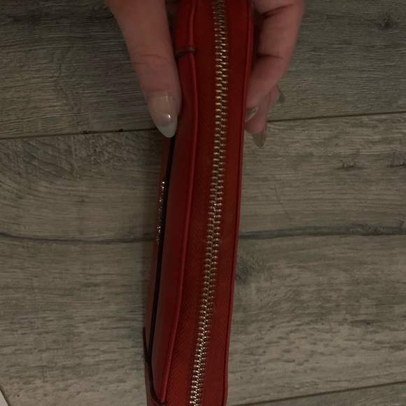 Guess zip up wallet - Picture 3 of 3